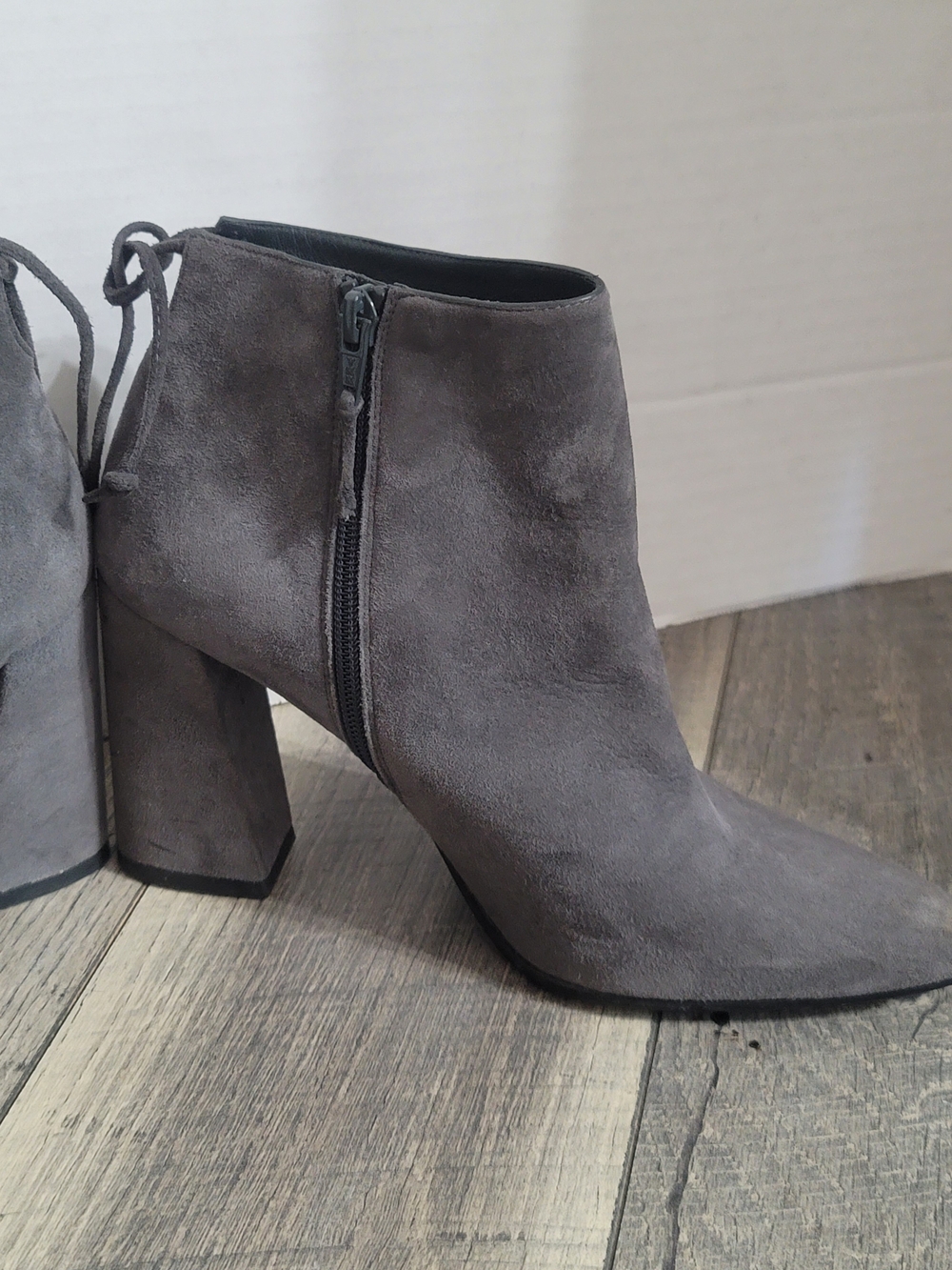 Stuart Weitzman Slate GRANDIOSE Suede Pointed-Toe Block Heel Ankle Boot EUC 8.5